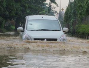 mobil terendam banjir