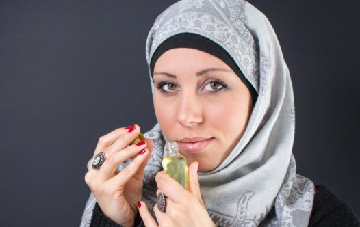 Muslimah Pakai Parfum