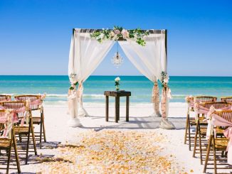 pernikahan di pantai